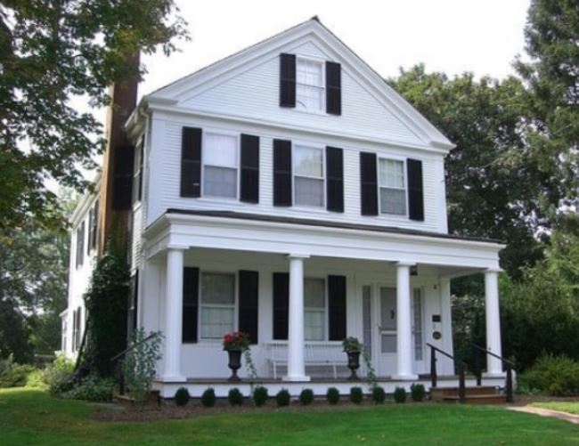 exterior of captain bangs hallet house museum in yarmouth mass